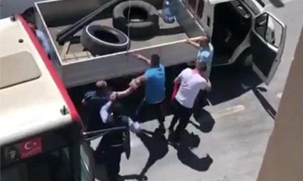 İzmir'de yol verme kavgası.   